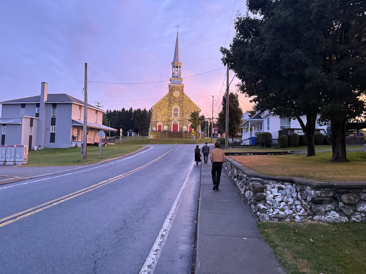 Village de Beauce au cr\u00e9puscule